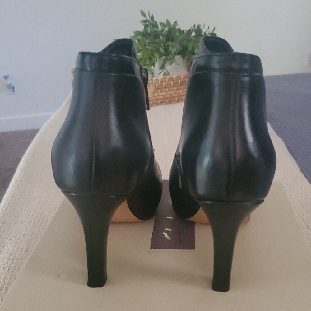 Clarks Women's Sleek Black Ankle Booties - Picture 4 of 5